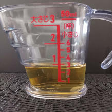 横から見た大匙1(12g)のオリーブオイル