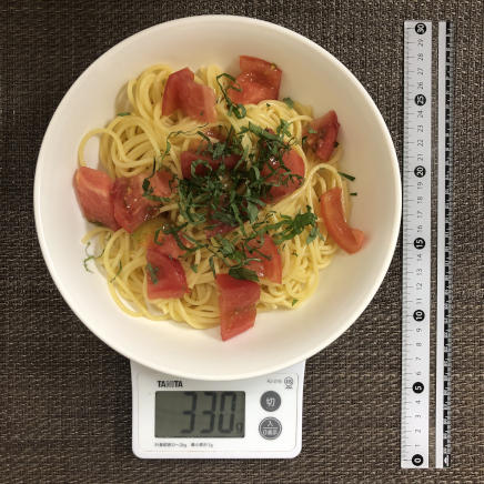 大皿1杯・1人前の青じそとトマトの和風パスタ