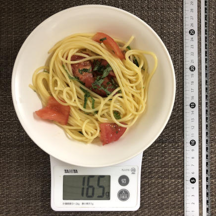 中皿約1/2杯分の青じそとトマトの和風パスタ