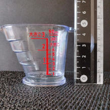 横から見た小匙1/2杯分のサラダ油(2g)