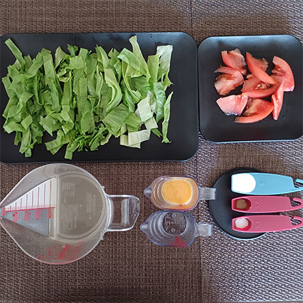 トマトとレタスのスープの材料