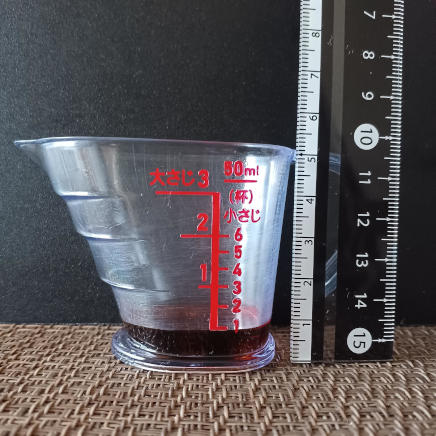 横から見た小匙1杯程のめんつゆ(5g)