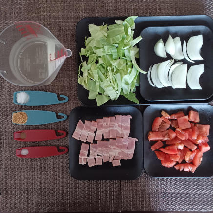 トマトとキャベツのスープの材料