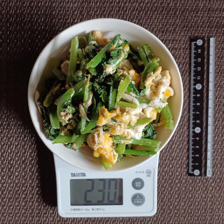 小松菜と卵の炒め物の材料