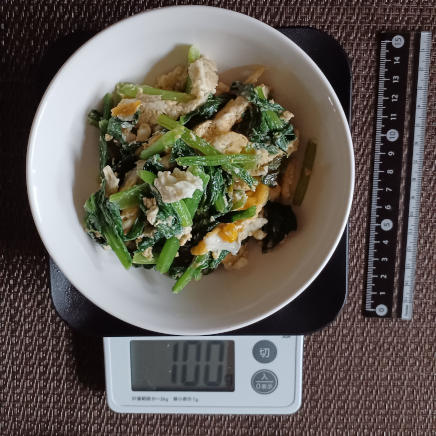 中皿に盛った小松菜と卵の炒め物 100g