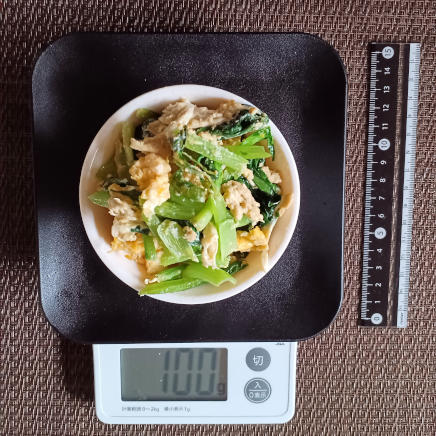 小鉢に盛った小松菜と卵の炒め物 100g