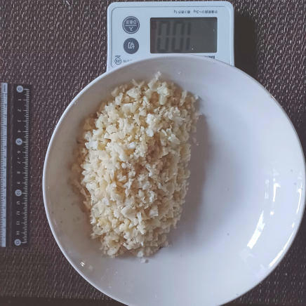 カレー皿に盛付たカリフラワーライス 100g