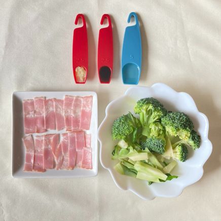 ブロッコリーとベーコンのにんにく炒めに使う材料