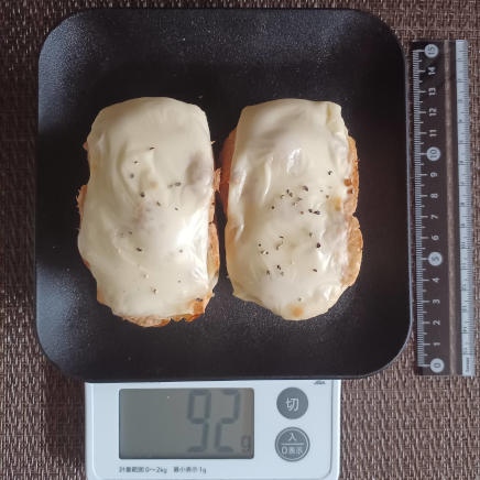 ツナマヨチーズバゲット2個(加熱後) 92g