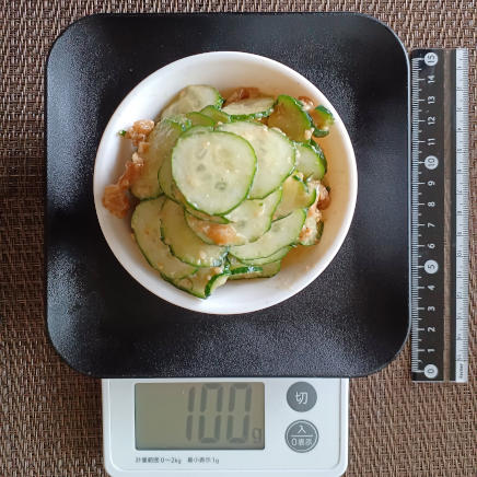 小鉢に盛付けた梅きゅう 100g