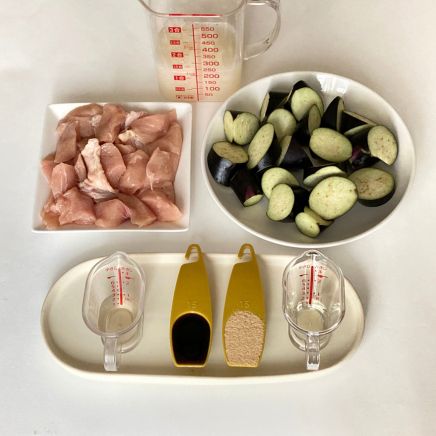 鶏肉となすのみぞれ煮の材料
