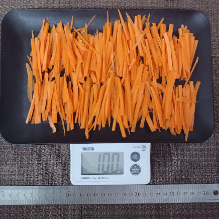 皿に並べた人参の千切り 100g