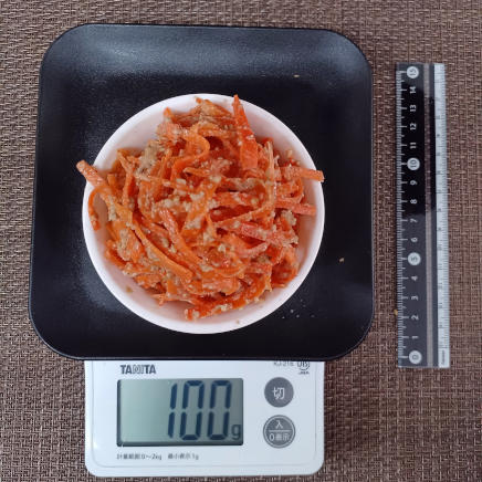 小鉢に盛付けた人参の胡麻和え 100g