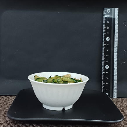 横から見た小鉢きゅうりとザーサイの和え物