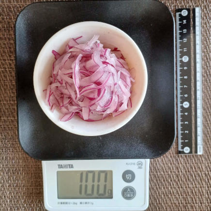 小鉢に多めに盛付けた赤玉ねぎのマリネ 100g