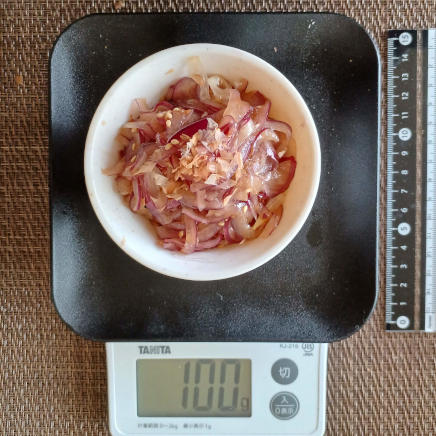 小鉢に多めに盛付けた赤玉ねぎの鰹節サラダ 100g