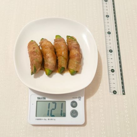 1人前のアボカドの豚肉巻き 121g