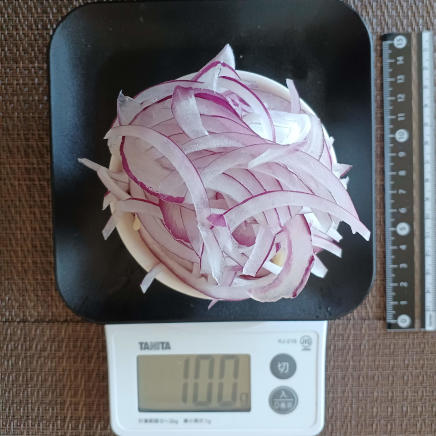 小鉢に多めに盛付けた赤玉ねぎのスライス 100g