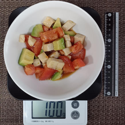 アボカドとトマトのチキンサラダ 100g