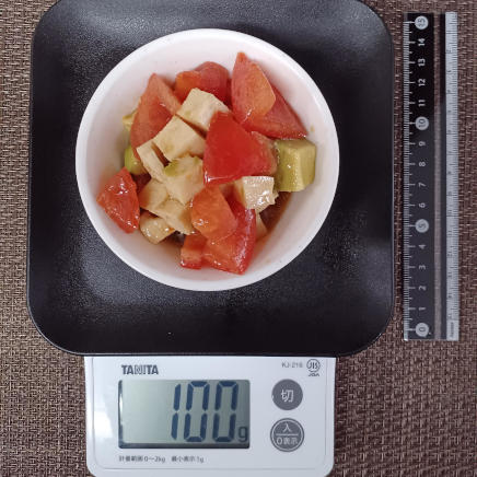 小鉢に多めに盛付けたアボカドとトマトのチキンサラダ 100g