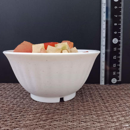 横から見た小鉢1杯分のアボカドとトマトのチキンサラダ 100g