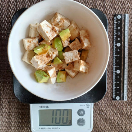 中皿に盛付けた木綿豆腐とアボカドのサラダ 100g