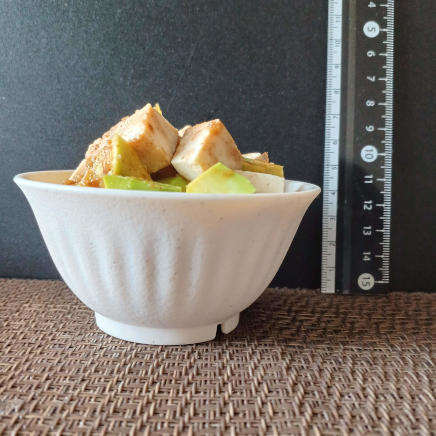横から見た小鉢1杯分の木綿豆腐とアボカドのサラダ 100g