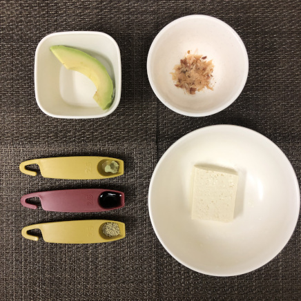 木綿豆腐とアボカドのサラダの材料(木綿豆腐・アボカド・醤油・風味調味料・練りわさび・かつお節)