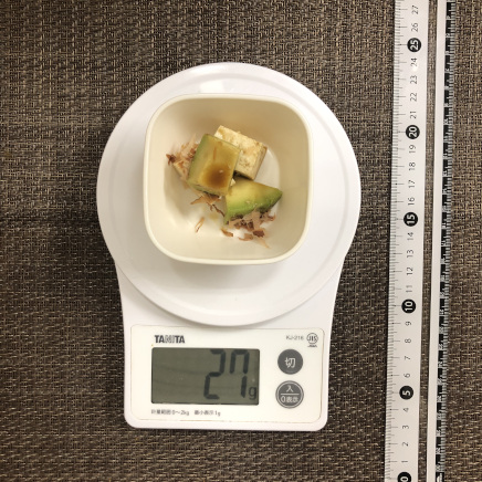 おつまみ皿1杯の木綿豆腐とアボカドのサラダ27g