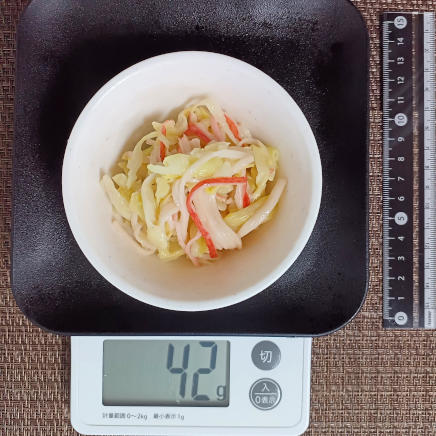 キャベツとカニカマのサラダ 42g