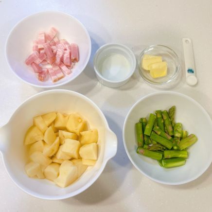 アスパラとじゃがいもとベーコンの炒め物の材料