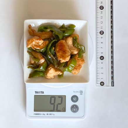 鶏肉とピーマンの香味炒め 92g