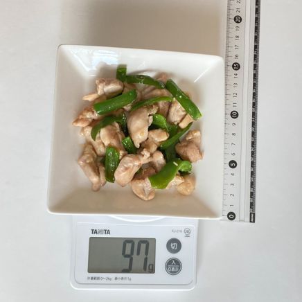 鶏肉とピーマンの中華炒め 97g