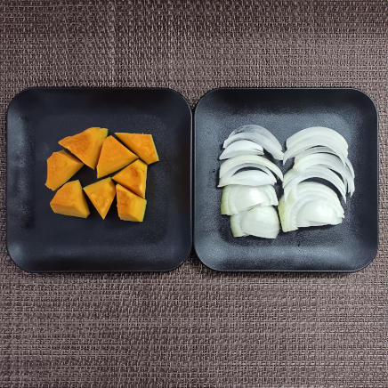 かぼちゃと玉ねぎの味噌汁の材料