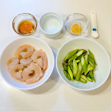 エビとアスパラのソテーの材料