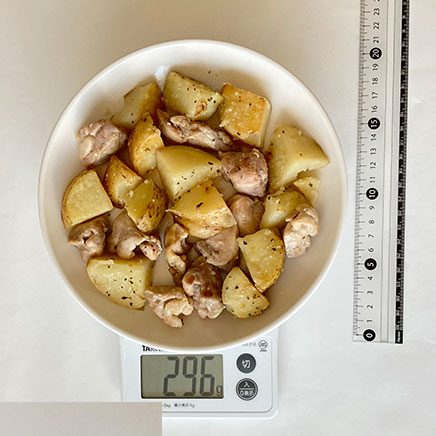 2人前の鶏肉とじゃがいものガーリック炒め 296
