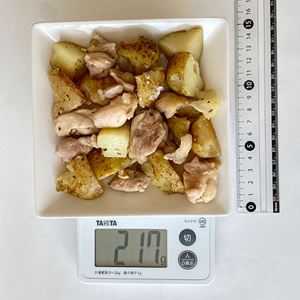 1人前の鶏肉とじゃがいものガーリック炒め 217g