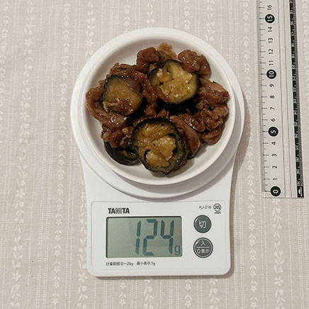 小皿に乗せたナスと牛肉の炒め物 124g