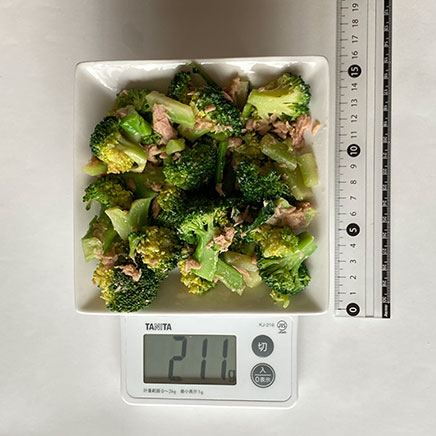 2人前のブロッコリーとシーチキンのサラダ 211g