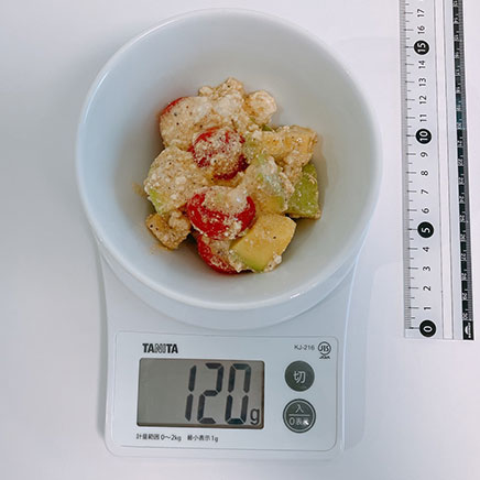 1人前のアボカドとカッテージチーズのサラダ 120g