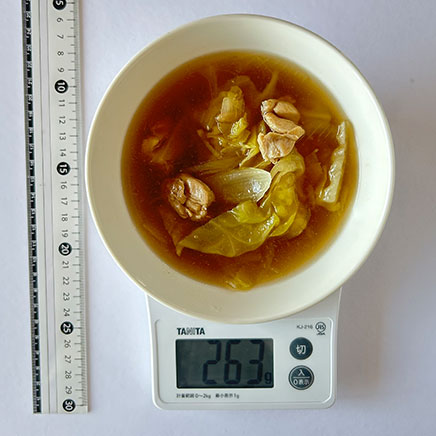 1人前の鶏肉とキャベツのスープ 263g