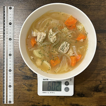 大きめの器1杯分の鶏肉と玉ねぎのスープ 602g