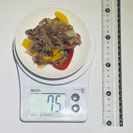 小皿1皿分の牛肉と玉ねぎの炒め物 75