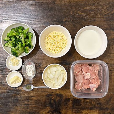 1人前のブロッコリーと鶏肉のグラタンの材料