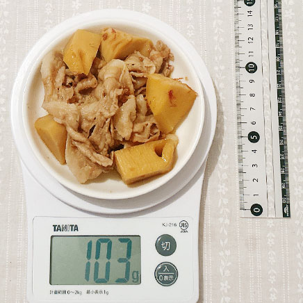 小皿に乗せたたけのこと豚肉の煮物 103g