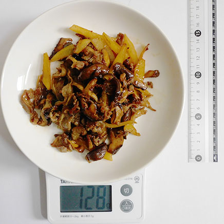 中皿の牛肉とじゃがいもの炒め物 128g