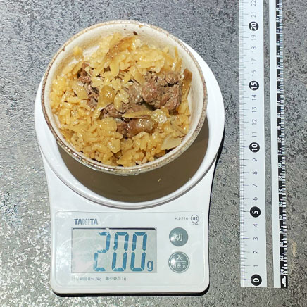 200gの牛肉とごぼうの炊き込みご飯