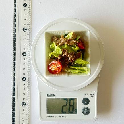 小皿１皿分のレタスと牛肉のサラダ 28g