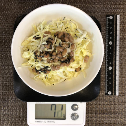 中皿1杯のキャベツと納豆のサラダ 71g