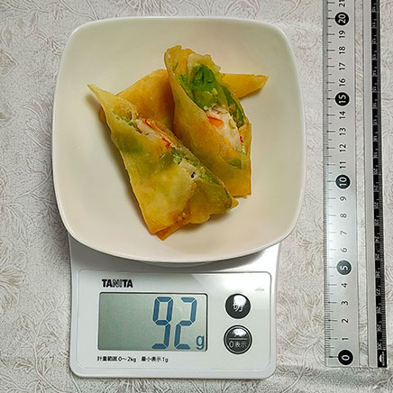 中皿1皿分のエビとアボカドの春巻き 92g